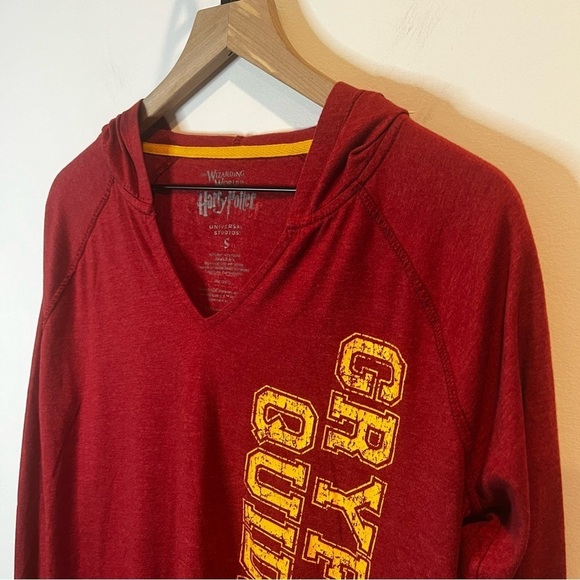 Unisex | Harry Potter Gryffindor Quidditch Thin Hooded Sweatshirt | Small - Picture 2 of 7